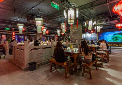 打卡網(wǎng)紅城市重慶，少不了吃一頓朝天門火鍋！