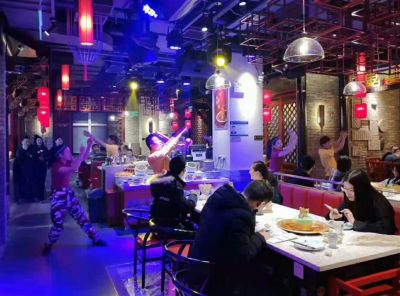 吃火鍋千萬別把毛肚倒進(jìn)鍋內(nèi)煮，燙著吃才更脆！