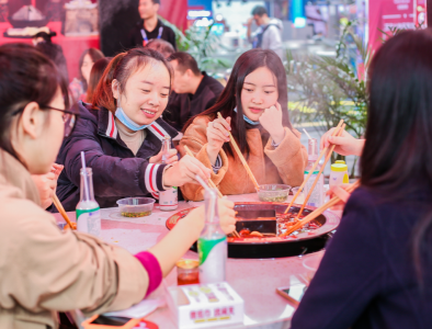 河池開火鍋加盟店，如何服務(wù)好顧客的胃？