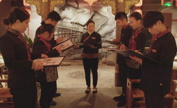 想提高火鍋加盟店利潤(rùn)，得從培養(yǎng)服務(wù)員開(kāi)始