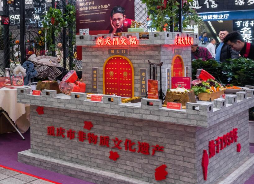 內(nèi)江開火鍋加盟店合適嗎？當(dāng)?shù)厥袌鋈绾危? /> 
</p>
<p>
	1.火鍋店眾多，可行性較高
</p>
<p>
	內(nèi)江雖然有“甜城”之稱，但是當(dāng)?shù)厝巳匀浑x不了麻辣的魂，對火鍋的喜愛是溢于言表的。我們可以看到內(nèi)江的火鍋店數(shù)量并不少，這就說明一個問題，在內(nèi)江開火鍋店的可行性是非常高的。我們可以對比各個火鍋店的品牌特色，通過優(yōu)劣分析，找到更加適合市場的發(fā)展道路。
</p>
<p>
	2.人文景觀多，消費需求旺
</p>
<p>
	我們都知道，內(nèi)江是一座文化古城，培育了多位杰出的歷史名人，孔子之師萇弘和國畫大師張大千都是其中之一。當(dāng)?shù)氐娜宋?、自然景觀非常多，深厚的文化氛圍吸引了眾多的旅客，由此，助長了當(dāng)?shù)氐南M需求，不管什么地方來的游客，只要到了內(nèi)江，肯定都是要吃一吃火鍋的。外來消費需求不斷上漲，再加上內(nèi)部本地人對美食的不盡喜愛和執(zhí)著追求，都為在內(nèi)江開火鍋加盟店提供了良好的發(fā)展契機。
</p>
<p>
	3.品牌雜亂，選擇需謹慎
</p>
<p>
	雖然從以上兩點我們都可以看出，內(nèi)江的火鍋加盟市場非常旺盛，但是并非所有人都能一舉成功，目前的火鍋行業(yè)是火爆與危機并存的，發(fā)展形勢好，但也面臨著市場混亂，品牌多而雜，市場約束不足等問題，因而，作為投資人我們就得保持應(yīng)有的理性和判斷力，選擇品牌時要盡可能地選擇那些有一定市場知名度和威望的火鍋品牌。
</p>
<p>
	綜上所述，內(nèi)江是一個吃火鍋氛圍濃烈的城市，當(dāng)?shù)夭粌H市場好，需求也旺，但是你也應(yīng)該明了的一點是，有開店想法的并不止你一人，大家都在爭分奪秒地搶奪資源，因此，為了避免好品牌、好門面被他人搶占，建議盡早行動。以上就是我們的相關(guān)回答了，如有其它疑問，可給我們留言。
</p>                        </div>
                    </div>
                </div>
                <div   id=