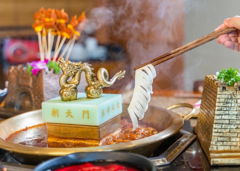 朝天門(mén)火鍋人氣如何？排隊(duì)場(chǎng)面堪比“春運(yùn)”！