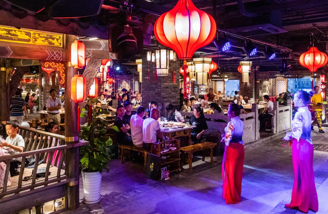 黑河開火鍋加盟店，選明星店還是老品牌？