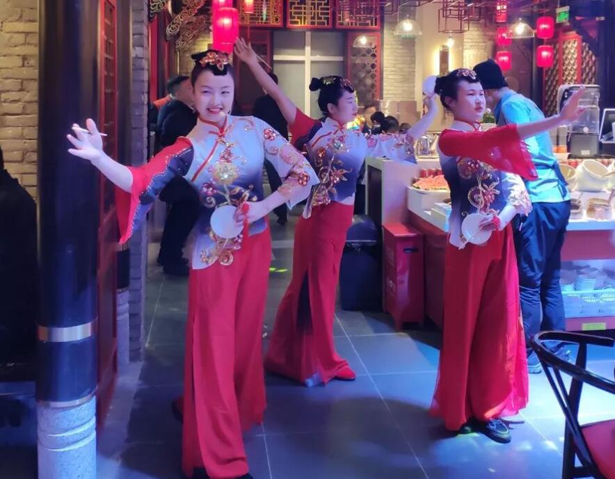 朝天門(mén)火鍋的裝修是統(tǒng)一的風(fēng)格和模板嗎？